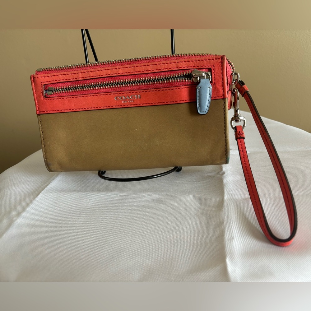Coach wristlet used good condition